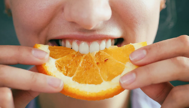 Съесть апельсин