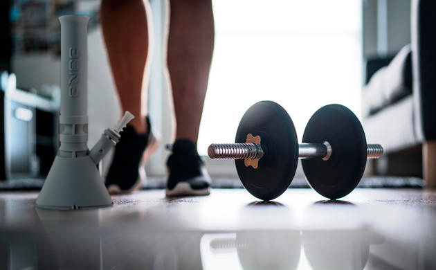 Конопля и спорт Бонг и гантели