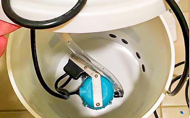 Насос на дне ведра