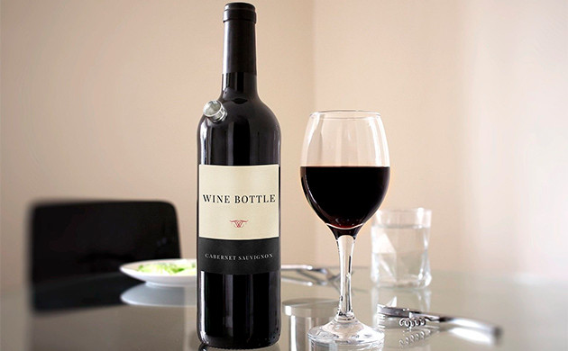 Бутылка красного вина