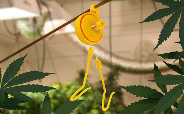 Катушка лески с двумя крючками